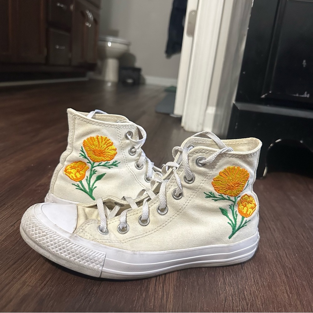 Custom white flower high top Converse